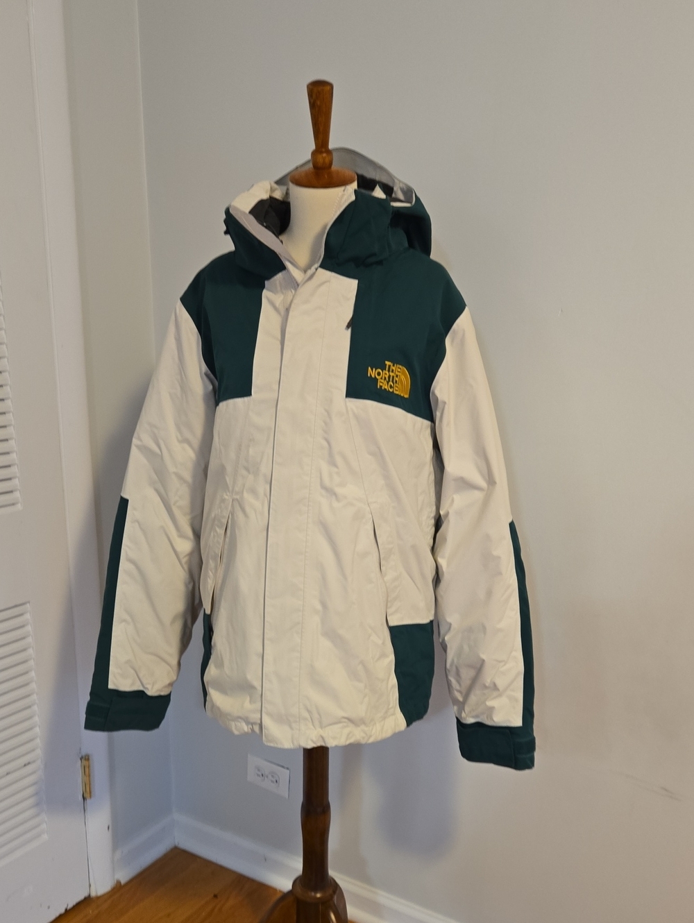 The North Face Men' Hoodie 3 In 1 Winter Jacket in great Condition.